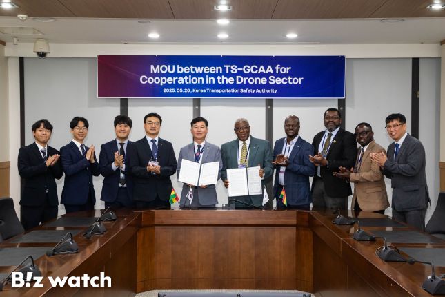 한국교통안전공단은 가나 민간항공청(Civil Aviation Authority of Ghana)과 함께 26일 '가나의 드론 전문인력양성 지원을 위한 업무협약(MOU)'을 체결했다. 한국교통안전공단 항공철도안전본부 김강표 본부장(사진 왼쪽에서 다섯번째)과 가나 민간항공청 Samuel Hanson Amissah THOMPSON 항공안전감독관(사진 왼쪽에서 여섯번째) 및 관계 직원들이 참석해 기념사진을 찍고 있다./사진=한국교통안전공단 제공