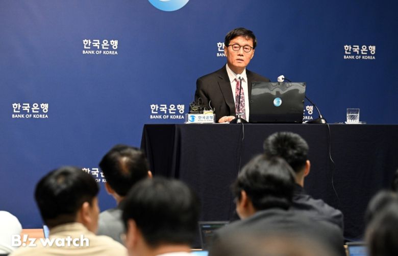 이창용 한국은행 총재가 29일 서울 중구 한국은행 본관에서 열린 금융통화위원회 본회의 후 기자회견에서 발언을 하고 있다. 2025. 5.29 사진공동취재단