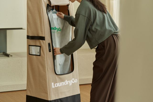 런드리고 수거하는 모습 /사진=의식주 컴퍼니