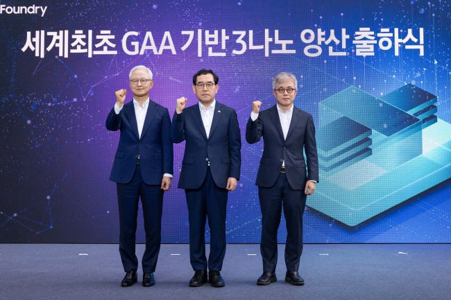 지난 2022년 7월 25일 삼성전자는 경기도 화성캠퍼스에서 차세대 트랜지스터 GAA 기술을 적용한 3나노 파운드리 제품 출하식을 가졌다. (왼쪽부터) 경계현 전 삼성전자 대표이사, 이창양 전 산업통상자원부 장관, 최시영 전 삼성전자 파운드리사업부 사장./사진=삼성전자