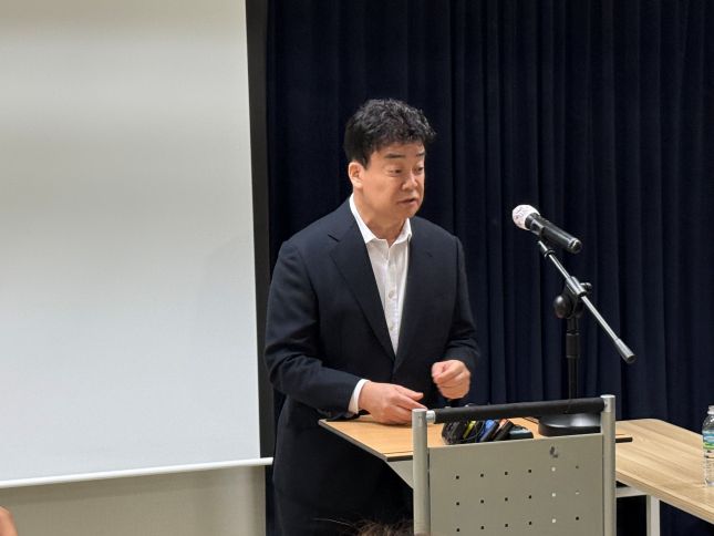 지난 3월 열린 더본코리아 주주총회에서 인사하고 있는 백종원 대표/사진=윤서영 기자 sy@