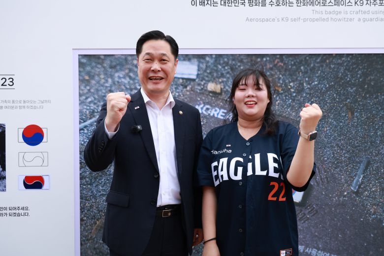 지난 12일 대전 한화생명볼파크에서 열린 한화 방산 3사 국가유공자 초청 야구관람 행사에서 시구를 맡은 이희완(왼쪽) 국가보훈부 차관과 행사에 참석한 천안함 46용사 故 김경수 상사의 장녀 김다예 씨./사진=한화