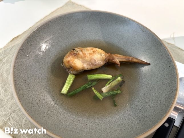 청년농부 식재료를 사용한 '훈연 그릴드 치킨과 맑은 수프'. / 사진=정혜인 기자 hij@