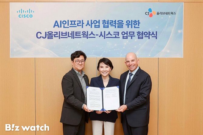 (왼쪽부터) 유인상 CJ올리브네트웍스 대표와 최지희 시스코코리아 대표, 데이브 웨스트 시스코 APJC(아시아태평양, 일본, 중국) 지역 총괄사장이 협약식에서 사진 촬영을 하고 있다./사진=CJ올리브네트웍스