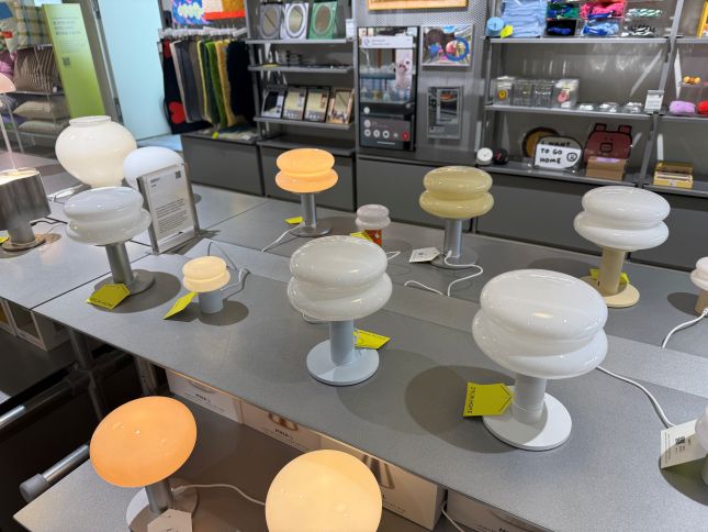 이구홈 성수에서 판매하는 상품에 붙은 큐알코드./사진=윤서영 기자 sy@