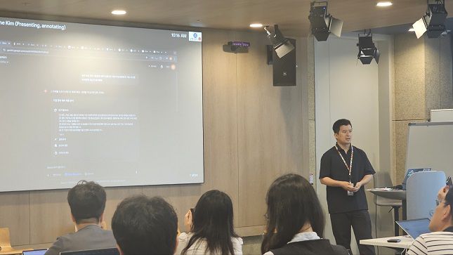 김기환 구글코리아 커뮤니케이션 매니저가 20일 서울 역삼 사옥에서 '제미나이 워크숍'을 열고 제미나이 신기능을 소개하고 있다. /사진=비즈워치