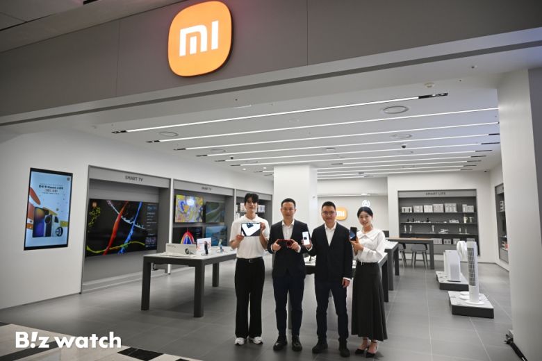샤오미코리아의 국내 첫 오프라인 매장인 '미스토어' 정식 개장을 사흘 앞둔 25일 오전 서울 여의도 Xiaomi 스토어 IFC몰에서 (오른쪽 두 번째)앤드류 리 샤오미 동아시아 지역 총괄과 (왼쪽 두 번째)조니 우 샤오미코리아 지사장을 비롯한 직원들이 자사 제품을 소개하고 있다./사진=이명근 기자 qwe123@