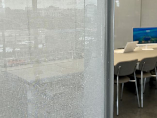 제네시스 청주의 상담 공간인 '브랜드 큐브'. 한지 소재가 더해져 한국적인 미학을 드러낸다./사진=백유진 기자 byj@