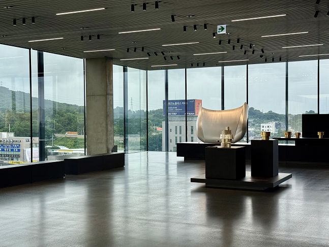 조성호 작가의 '시간의 정원' 전시가 이뤄지고 있는 제네시스 청주 5층 전시관. 이곳 역시 3면이 통창으로 이뤄져 있다./사진=백유진 기자 byj@