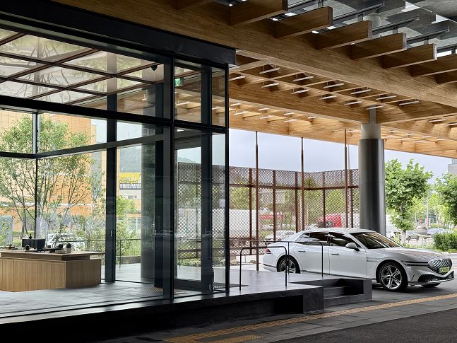 제네시스 청주 1층 입구에 자리한 시승 라운지. 나무 목재로 이뤄진 캐노피가 인상적이다./사진=백유진 기자 byj@