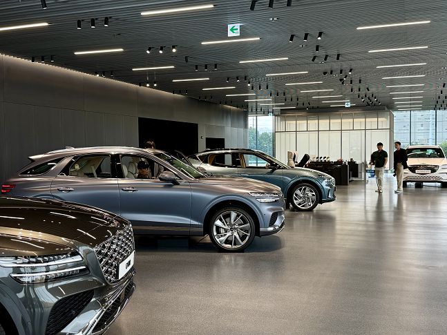 제네시스 청주 3층 세단 차량 쇼룸./사진=백유진 기자 byj@