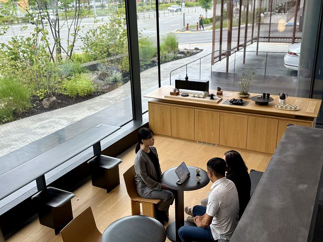 제네시스 청주 시승 라운지에서 상담 중인 고객./사진=백유진 기자 byj@