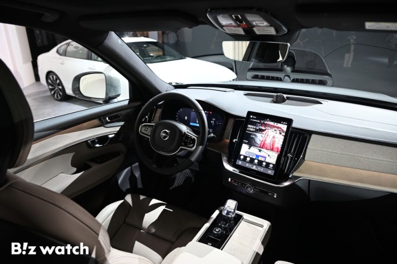 볼보자동차코리아가 2일 서울 광진구 비스타 워커힐에서 신형 S90과 XC90을 공개하고 있다. 사진은 XC90./사진=이명근 기자 qwe123@