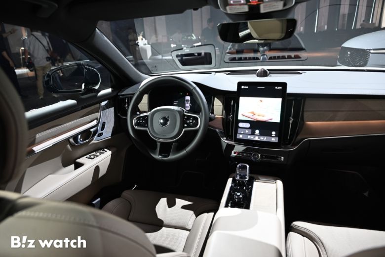 볼보자동차코리아가 2일 서울 광진구 비스타 워커힐에서 신형 S90과 XC90을 공개하고 있다. 사진은 S90./사진=이명근 기자 qwe123@