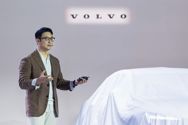 이윤모 볼보자동차코리아 대표가 2일 서울 광진구 그랜드 워커힐 서울에서 신차 공개 행사에서 발표하고 있다./사진=볼보자동차코리아