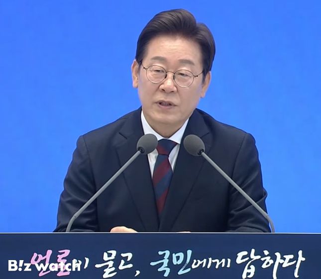 취임 30일 기자회견에서 이재명 대통령이 기자의 질문에 답변하고 있다./사진=유튜브 이재명 채널