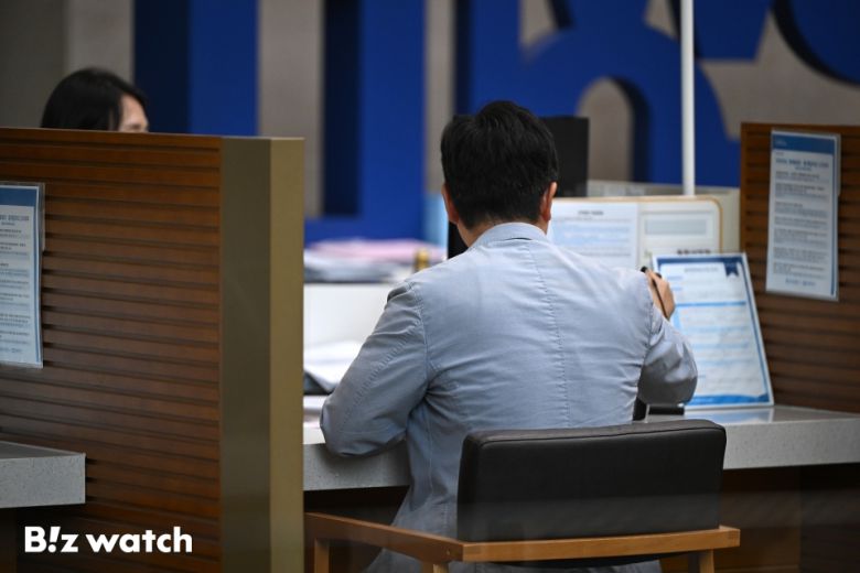 정부가 수도권과 규제지역의 주택담보대출 한도를 6억원으로 제한하는 초강수 조치를 취한 가운데 30일 서울의 한 시중은행에서 시민들이 대출상담을 받고 있다./사진=이명근 기자 qwe123@