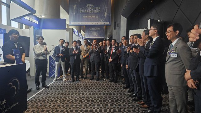 류제명 과학기술정보통신부 제2차관(오른쪽에서 두 번째)이 9일 정보보호의 날 기념식 및 정보보호 컨퍼런스에서 안랩, 파이오링크 등 참가부스를 둘러보고 있다. /사진=비즈워치