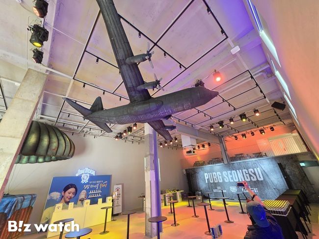 펍지 성수의 대표 공간인 '서바이버 홀'. 이 공간은 다목적 콘텐츠홀로 전시, 공연, 커뮤니티 행사를 위한 메인 무대 역할을 한다./사진=김동훈 기자