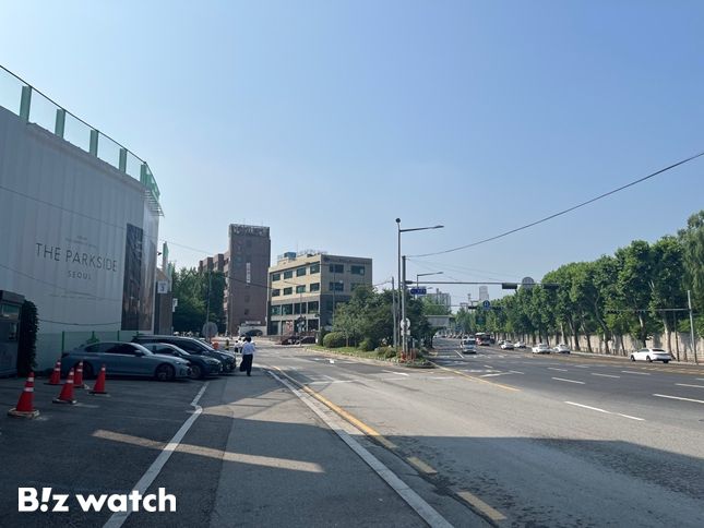 더파크사이드 서울은 도로 하나를 두고 용산공원과 마주하고 있다./사진=정지수 기자