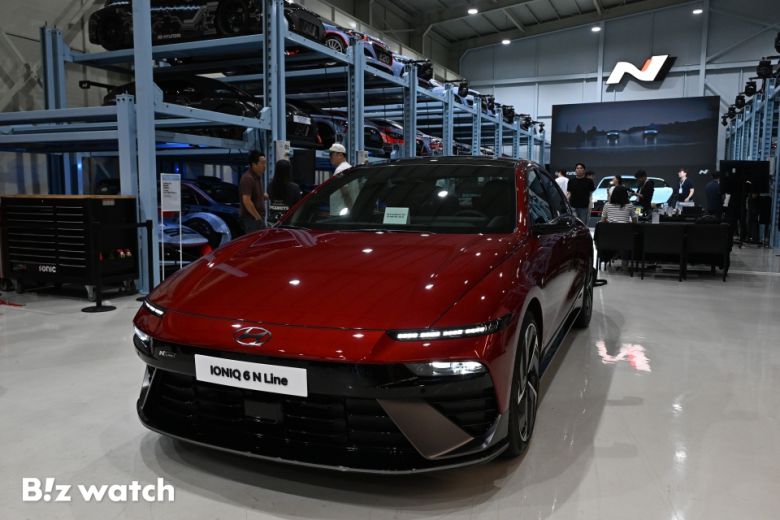 현대차 고성능 브랜드 N이 10일 오전 경기도 의왕시 N 아카이브에서 '아이오닉 6 N 라인 (IONIQ 6 N LINE, 아이오닉 식스 엔 라인)'을 세계 최초로 공개하고 있다./사진=이명근 기자 qwe123@