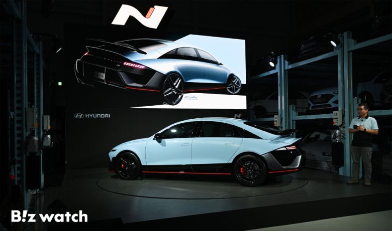 현대차 고성능 브랜드 N이 10일 오전 경기도 의왕시 N 아카이브에서 '아이오닉 6 N(IONIQ 6 N, 아이오닉 식스 엔)'을 세계 최초로 공개하고 있다./사진=이명근 기자 qwe123@