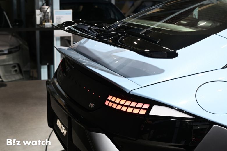 현대차 고성능 브랜드 N이 10일 오전 경기도 의왕시 N 아카이브에서 '아이오닉 6 N(IONIQ 6 N, 아이오닉 식스 엔)'을 세계 최초로 공개하고 있다./사진=이명근 기자 qwe123@