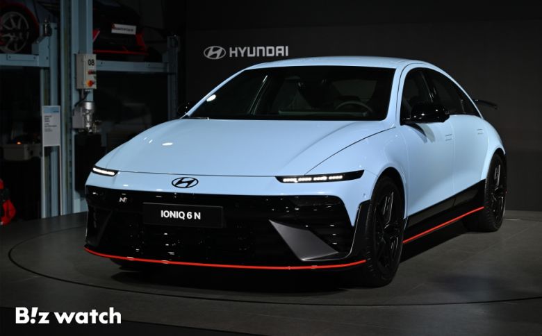 현대차 고성능 브랜드 N이 10일 오전 경기도 의왕시 N 아카이브에서 '아이오닉 6 N(IONIQ 6 N, 아이오닉 식스 엔)'을 세계 최초로 공개하고 있다./사진=이명근 기자 qwe123@