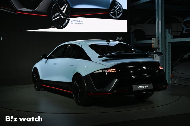 현대차 고성능 브랜드 N이 10일 오전 경기도 의왕시 N 아카이브에서 '아이오닉 6 N(IONIQ 6 N, 아이오닉 식스 엔)'을 세계 최초로 공개하고 있다./사진=이명근 기자 qwe123@