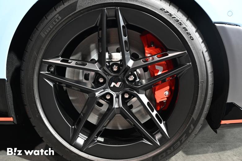 현대차 고성능 브랜드 N이 10일 오전 경기도 의왕시 N 아카이브에서 '아이오닉 6 N(IONIQ 6 N, 아이오닉 식스 엔)'을 세계 최초로 공개하고 있다./사진=이명근 기자 qwe123@