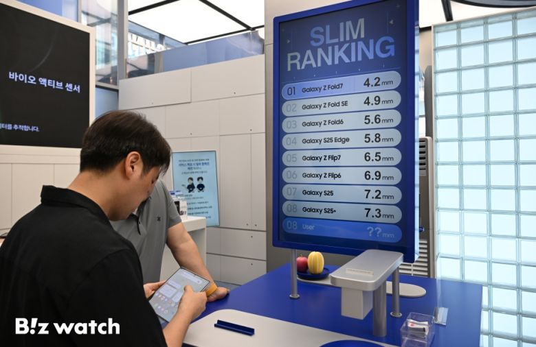삼성전자가 오는 22일 출시하는 신제품 '갤럭시 Z 폴드7' 및 '갤럭시 Z 플립7'을 11일 서울 삼성 강남에서 전시하고 있다./사진=이명근 기자 qwe123@