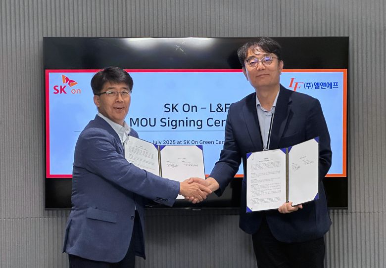 신영기(왼쪽) SK온 구매본부장과 이병희 엘앤에프 최고운영책임자(COO)가 지난 10일 오후 북미 지역 LFP 배터리 양극재 공급을 위한 업무협약(MOU) 체결 후 기념 촬영을 하고 있다./사진=SK온