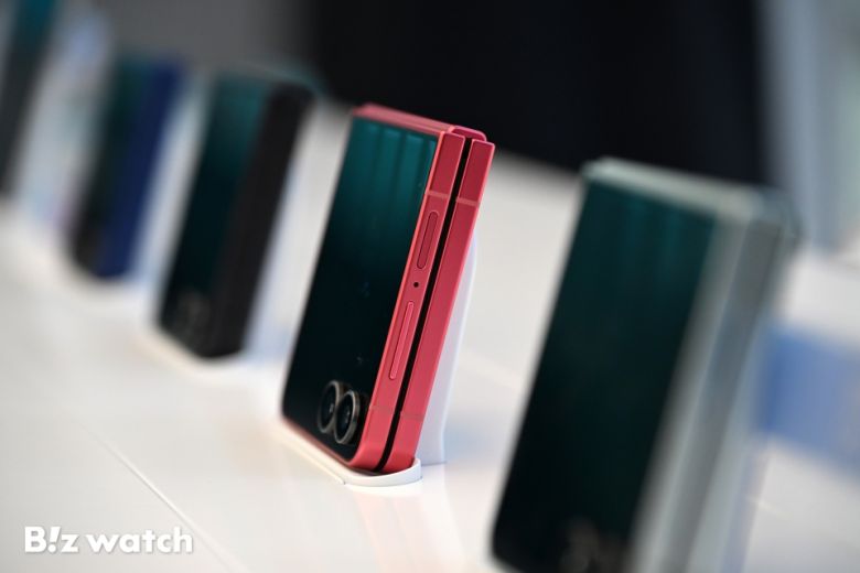 삼성전자가 오는 22일 출시하는 신제품 '갤럭시 Z 폴드7' 및 '갤럭시 Z 플립7'을 11일 서울 삼성 강남에서 전시하고 있다./사진=이명근 기자 qwe123@