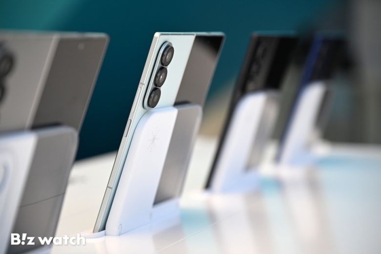 삼성전자가 오는 22일 출시하는 신제품 '갤럭시 Z 폴드7' 및 '갤럭시 Z 플립7'을 11일 서울 삼성 강남에서 전시하고 있다./사진=이명근 기자 qwe123@