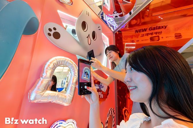 이용자들이 KT 홍대 애드샵 플러스에 마련된 '갤럭시 Z 폴더블7 AI 체험존'에서 AI 기반 콘텐츠를 체험하고 있다./사진=KT 제공