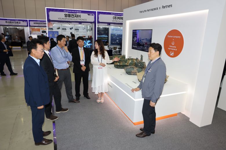 지난 9일 경남 창원컨벤션센터에서 개막한 '2025 방위산업 부품∙소재 장비 대전'에서 한화에어로스페이스 부스의 '상생협력존'을 방문한 관람객들에게 한화에어로스페이스 직원들이 협력업체가 참여한 대표 무기체계와 함께 협력업체 동반성장 프로그램 등에 대해 설명하고 있다./사진=한화에어로스페이스