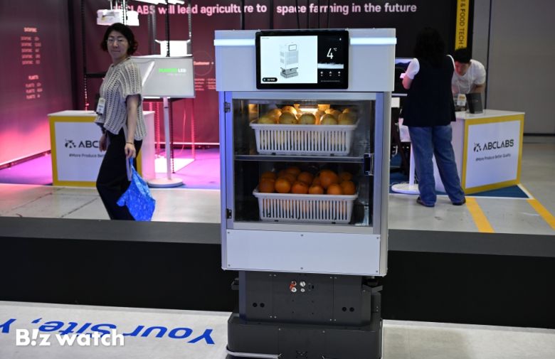 16일 서울 강남구 코엑스에서 열린 '제3회 농식품테크 스타트업 창업박람회'에 참가한 관람객이 이동형 재배 로봇을 보고 있다./사진=이명근 기자 qwe123@