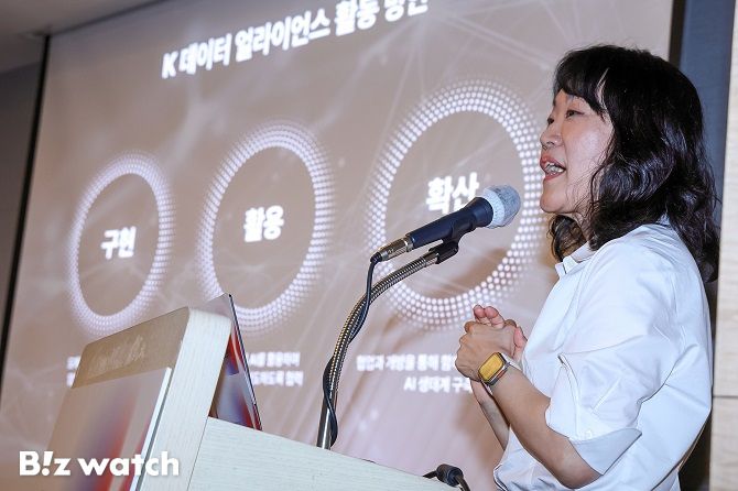 KT 기술혁신부문 Decision Intelligence Lab장 이세정 상무가 K 데이터 얼라이언스의 발전 방향을 제시하는 모습/사진=KT 제공