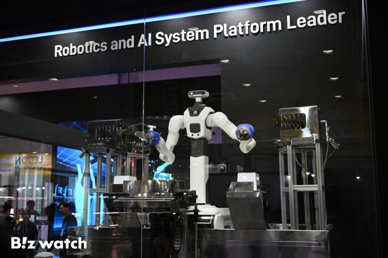 16일 서울 강남구 코엑스에서 열린 '제3회 농식품테크 스타트업 창업박람회'에 참가한 관람객이 축산 가공에 사용 가능한 로봇을 보고 있다./사진=이명근 기자 qwe123@