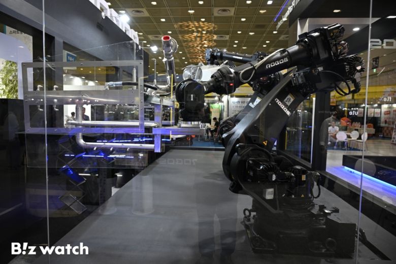 16일 서울 강남구 코엑스에서 열린 '제3회 농식품테크 스타트업 창업박람회'에 참가한 관람객이 축산 가공에 사용 가능한 로봇을 보고 있다./사진=이명근 기자 qwe123@