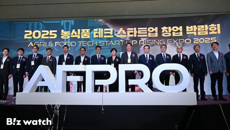 16일 서울 강남구 코엑스에서 열린 '제3회 농식품테크 스타트업 창업박람회'에 참가한 송미령 장관을 비롯한 관계자들이 기념촬영을 하고 있다./사진=이명근 기자 qwe123@