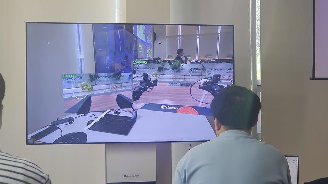 대동에이아이랩이 17일 서울 서초구 대동 서울사무소에서 열린 미디어 간담회에서 원격조작으로 두 개의 로봇 팔을 활용한 딸기 수확을 시연하고 있다. /사진=비즈워치