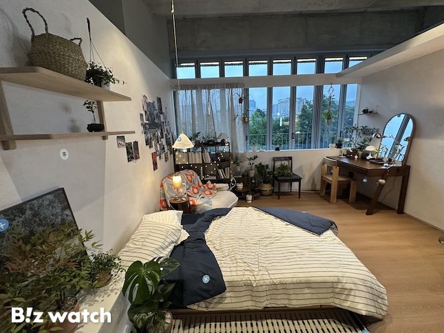 오늘의집 쇼룸 '오프하우스' 3층의 크리에이터 아뜰리에. 오늘의집 크리에이터 공간을 현실로 그대로 옮겨놨다. 제품에 매달아 놓은 파란색 '플러스 태그'를 통해 온라인으로 제품 구매가 가능하다. / 사진=정혜인 기자 hij@