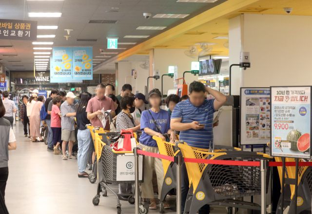이마트가 17일부터 초복 행사를 진행하면서 매장 앞에 '오픈런'이 발생했다./사진제공=이마트