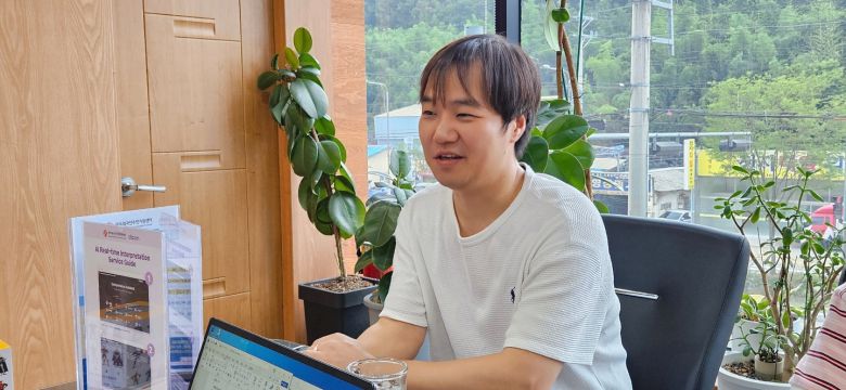 안광훈 클라이온 AX사업기획그룹 수석이 광주외국인주민지원센터에서 기자와 인터뷰하고 있다. /사진=비즈워치