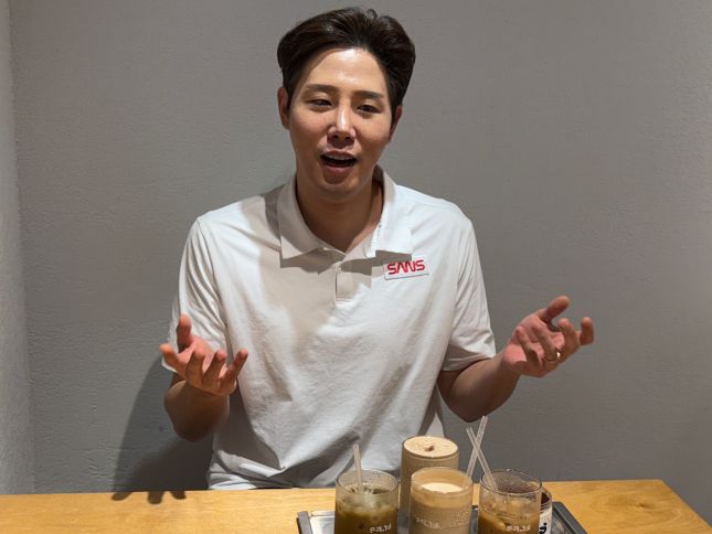 대체커피 브랜드 산스를 운영하는 김경훈 웨이크 대표가 16일 서울 종로구 익선동 산스 매장에서 산스에 대해 설명하고 있다. / 사진=신세계인터내셔날