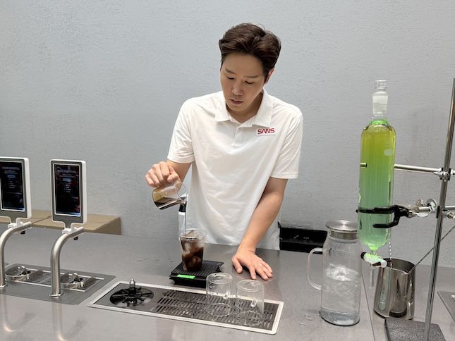 대체커피 브랜드 산스를 운영하는 김경훈 웨이크 대표가 16일 서울 종로구 익선동 산스 매장에서 산스-메리카노를 만들고 있다. / 사진=신세계인터내셔날