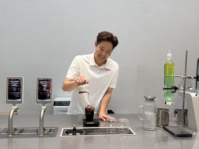 대체커피 브랜드 산스를 운영하는 김경훈 웨이크 대표가 16일 서울 종로구 익선동 산스 매장에서 산스-메리카노를 만들고 있다. / 사진=신세계인터내셔날