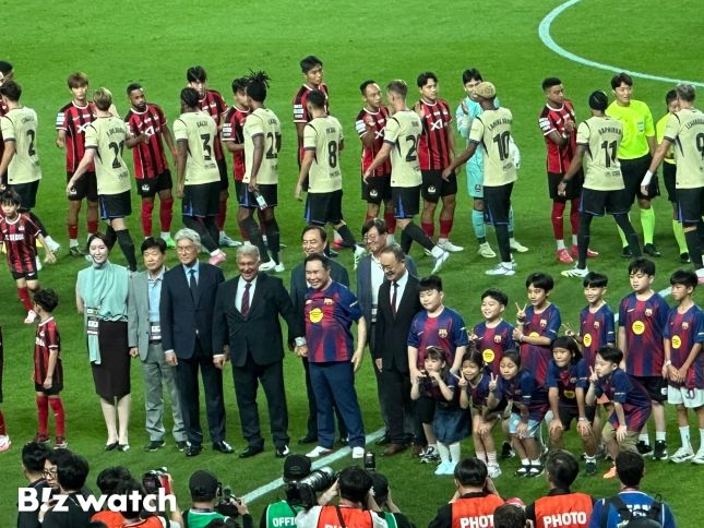 지난달 31일 FC바르셀로나와 FC서울의 친선경기에 앞서 윤홍근 제너시스BBQ 회장(가운데)과 관계자들이 기념 촬영을 하고 있다. / 사진=정혜인 기자 hij@