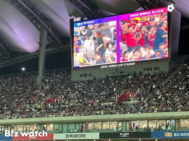 지난달 31일 FC바르셀로나와 FC서울의 친선경기 하프타임 중 '치킨연금'을 건 댄스타임 이벤트가 열리고 있다. / 사진=정혜인 기자 hij@